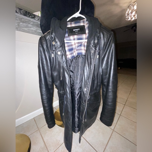 Elegant Black Leather Hooded Jacket - Picture 4 of 7